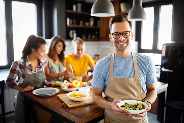 Vackra Glada Människor Vänner Matlagning Tillsammans Och Kul Köket — Stockfoto