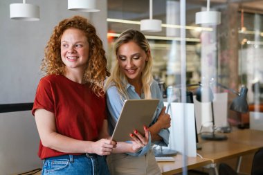Birlikte çalışan ve ofiste eğlenen genç insanların portresi. Girişim çalışma konsepti