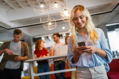 Yaratıcı beyin fırtınası. Mutlu genç iş adamları, tasarımcılar, mimarlar ofiste takım olarak çalışıyorlar.