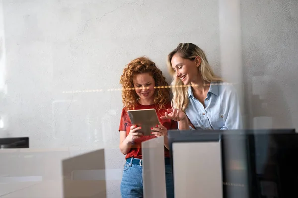 Heureuses Femmes Affaires Souriantes Qui Travaillent Ensemble Ligne Sur Une — Photo