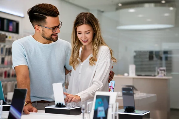 Jóvenes Felices Comprando Nuevo Smartphone Una Tienda Dispositivo Tecnología Personas — Foto de Stock