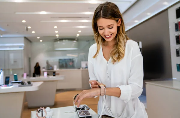 Comprando Nuevo Dispositivo Digital Feliz Hermosa Mujer Negocios Elegir Reloj — Foto de Stock