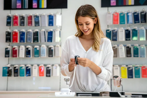 Comprando Nuevo Dispositivo Digital Feliz Hermosa Mujer Negocios Elegir Reloj —  Fotos de Stock