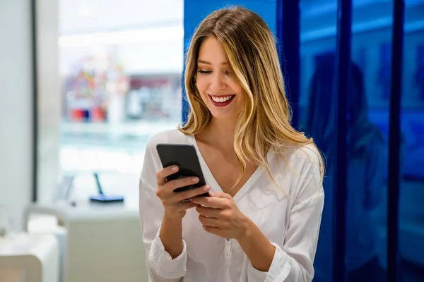 Retrato Una Joven Feliz Comprando Nuevo Teléfono Inteligente Tienda Gadgets — Foto de Stock