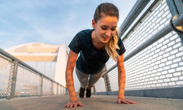 Mujer Joven Forma Deporte Estirándose Preparándose Para Correr Aire Libre —  Fotos de Stock