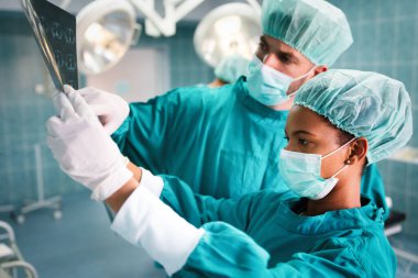 Röntgen, tomografi, tomografi, MRI ve röntgen çeken entelektüel sağlık uzmanlarının portresi.