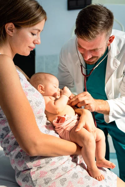 Παιδίατρος Γιατρός Εξετάζει Μωρό Στηθοσκόπιο Έλεγχο Του Καρδιακού Ρυθμού Υγεία — Φωτογραφία Αρχείου