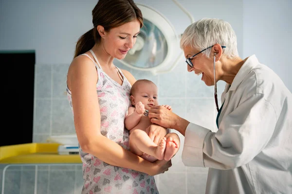 Boldog Gyermekorvos Megvizsgálja Babát Egészségügyi Ellátás Emberek Vizsga Koncepció — Stock Fotó