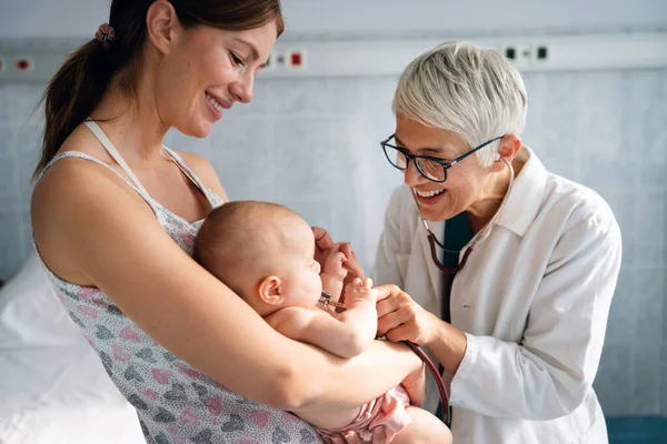 Ευτυχισμένος Παιδίατρος Γιατρός Εξετάζει Μωρό Υγεία Άνθρωποι Εξεταστική Έννοια — Φωτογραφία Αρχείου
