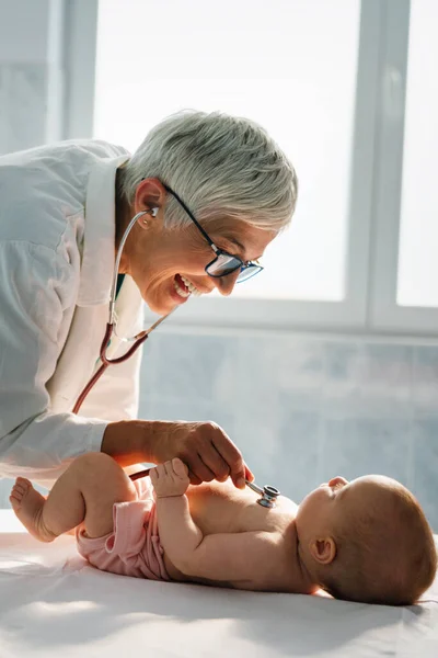 Pediatra Feliz Examina Bebé Asistencia Sanitaria Personas Concepto Examen —  Fotos de Stock