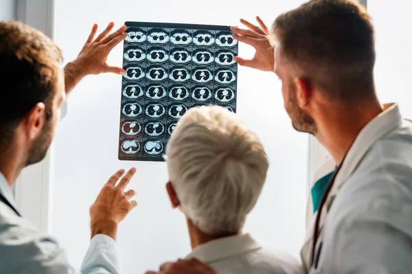 Grupo Médicos Discutiendo Diagnóstico Del Paciente Mirando Radiografías Hospital — Foto de Stock