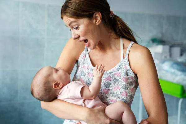 Retrato Hermosa Madre Con Bebé Concepto Personas Médicas Sanitarias — Foto de Stock