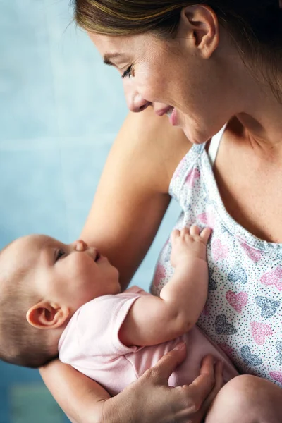 Feliz Conceito Família Alegre Mãe Bebê Beijando Rindo Abraçando — Fotografia de Stock