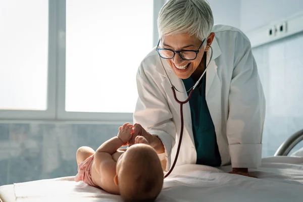 Médico Pediatra Feliz Examina Bebê Saúde Pessoas Conceito Exame — Fotografia de Stock