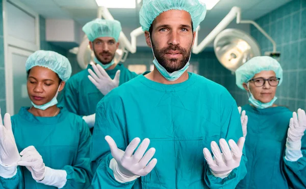 Retrato Uma Equipe Cirurgiões Médicos Bem Sucedida Dentro Sala Cirurgia — Fotografia de Stock