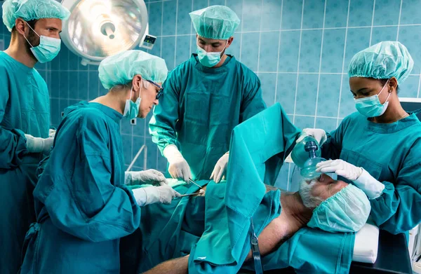 Grupo Diverso Equipo Cirujanos Trabajando Quirófano Hospital —  Fotos de Stock