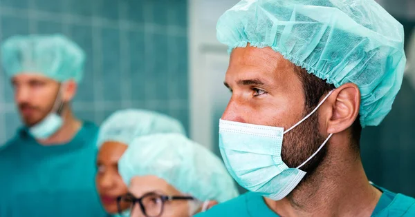 Kimerült Sebészek Csoportja Sürgősségin Stressz Túlmunka Jeleként Kórházban — Stock Fotó