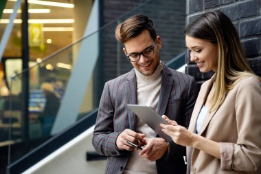Başarılı genç iş adamları, tasarımcılar dışarıda birlikte çalışmaktan zevk alıyorlar. İş adamları teknoloji kavramı
