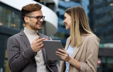 İki başarılı desinatör, iş adamları birlikte bir proje üzerinde çalışıyorlar.