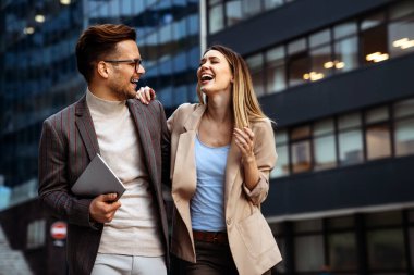 İş adamları, şehir planındaki işyerinde eğleniyor, çalışıyor ve sohbet ediyorlar.