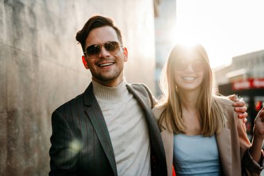 Mutlu, gülen bir çift şehirde birlikte eğleniyor. İnsanlar iş seyahatleri, alışveriş, mutluluk...