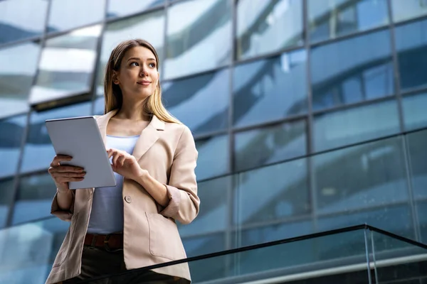 Retrato Una Joven Mujer Exitosa Usando Tableta Digital Fondo Urbano — Foto de Stock