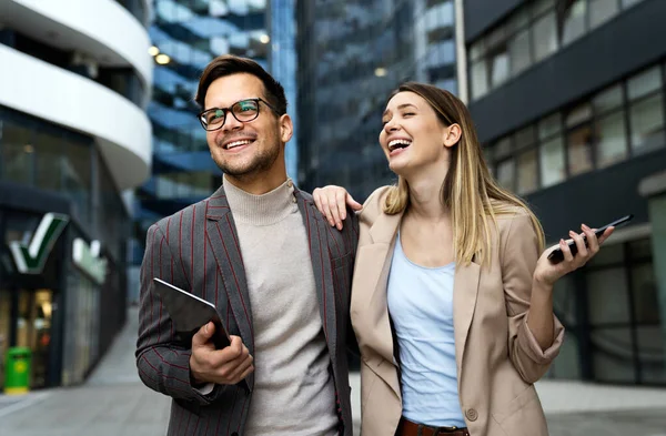 Erfolgreiche Gruppe Junger Designer Geschäftsleute Bei Der Arbeit Der Stadt — Stockfoto