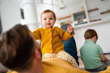 Babası küçük kız kardeşiyle evde vakit geçirirken mutsuz küçük çocuk kıskançlık yapıyor.