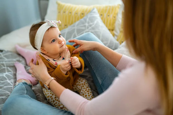 Glückliche Familie Mutter Und Kleine Tochter Spielen Umarmen Küssen Hause — Stockfoto