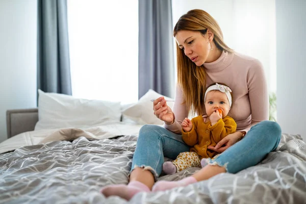 Mammas Mättemperatur Sitt Sjuka Barn Sjukt Barn Med Hög Feber — Stockfoto