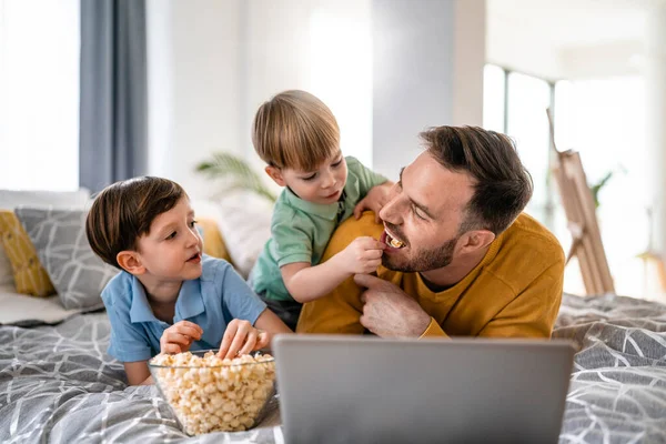 Familie Menschen Technik Und Unterhaltungskonzept Glücklicher Vater Und Sohn Mit — Stockfoto