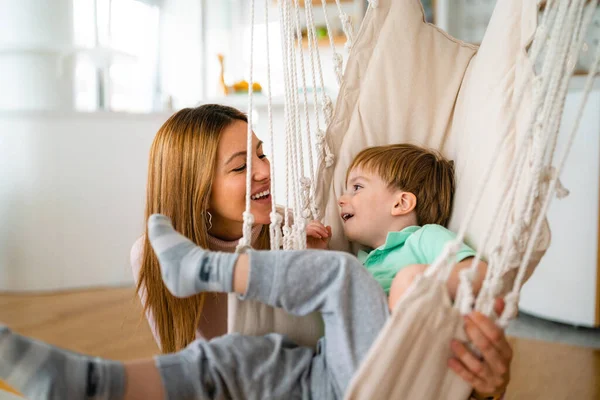 Evde oynayan ve sarılan çocuklu bekar bir anne. Mutluluk, insanlar, ebeveynlik, çocukluk kavramı.