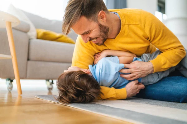 Vader Besteedt Tijd Met Zijn Baby Meisje Thuis — Stockfoto
