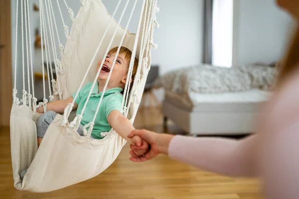 Güzel Bir Kadın Küçük Oğlu Evde Oynayıp Eğleniyorlar Mutlu Aile — Stok fotoğraf