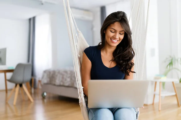 Hermosa Estudiante Que Aprende Línea Computadora Tableta Casa Tecnología Concepto —  Fotos de Stock