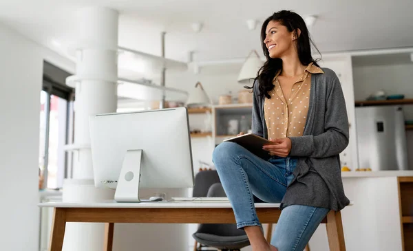 Social Media Tijd Gelukkig Mooie Vrouw Met Behulp Van Technologie — Stockfoto