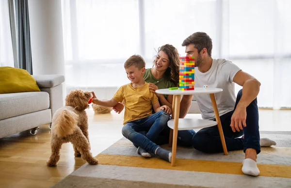 Ευτυχισμένη Οικογένεια Διασκεδάζει Παίζει Επιτραπέζια Στο Σπίτι Έννοια Της Ευτυχίας — Φωτογραφία Αρχείου