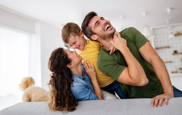 Mutlu Aile Eğleniyor Evde Masa Oyunu Oynuyor Mutluluk Kavramı Nsanlar — Stok fotoğraf