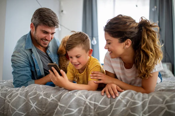 Retrato Família Feliz Com Cão Divertindo Juntos Casa Conceito Família — Fotografia de Stock