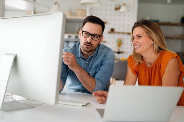 IT şirketinde işbirliği yapan programcılar uygulama geliştiriyor