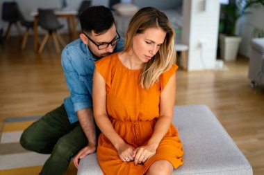 Hayal kırıklığına uğramış genç bir çift tartışıyor ve evlilik sorunları yaşıyor. Aşkta hayal kırıklığına uğradım. Boşanma kavramı.