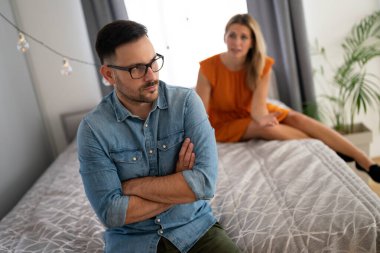 Evde tartışan mutsuz bir çift. Aile, sorun, evlilik anlaşmazlığı, kavga insanları konsepti.