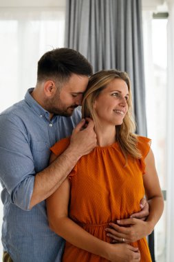 Birbirini seven genç bir çiftin portresi. Birbirlerine sarılıyorlar ve birlikte romantik zaman geçiriyorlar..