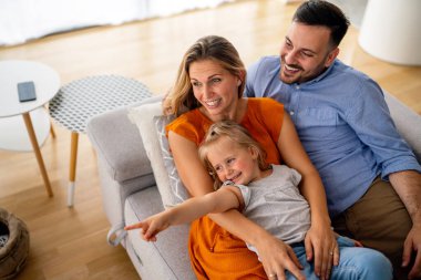 Ebeveynler küçük kızlarıyla evde eğleniyorlar. Aile sabahları vakit geçiriyor..