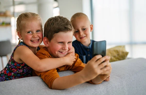 Портрет Детей Веселящихся Играющих Вместе Мобильном Телефоне Дома Интернет Сетевая — стоковое фото