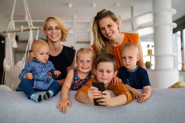 Büyük Mutlu Bir Ailenin Portresi Eşcinsel Bir Çift Evde Çocuklarıyla — Stok fotoğraf