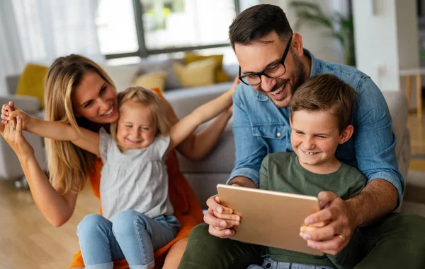 Concepto Educación Línea Familiar Tecnología Dispositivos Digitales Familia Joven Feliz —  Fotos de Stock