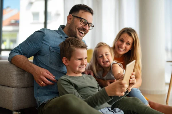 Tecnologia Dispositivos Digitais Família Conceito Educação Line Jovem Família Feliz — Fotografia de Stock