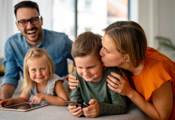 Ψηφιακή Τεχνολογία Συσκευών Οικογενειακή Online Εκπαιδευτική Έννοια Ευτυχισμένη Νεαρή Οικογένεια — Φωτογραφία Αρχείου