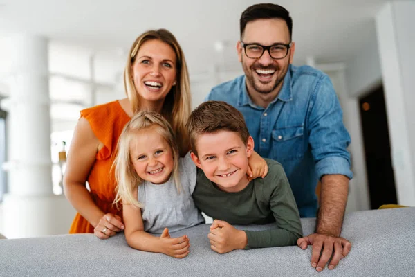 Digitale Apparaat Technologie Familie Online Onderwijs Concept Gelukkig Jong Gezin — Stockfoto